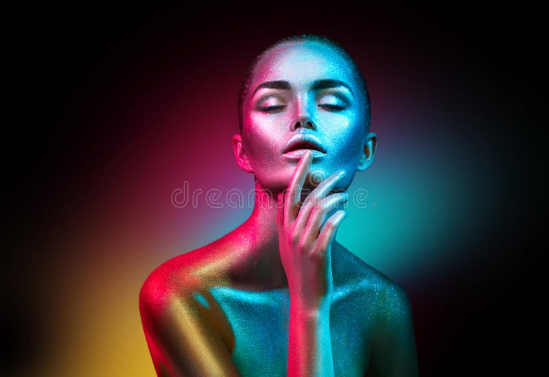 Женщина фотомодели в красочных ярких неоновых светах sparkles и представляя в студии, портрете красивой сексуальной девушки стоковые изображения