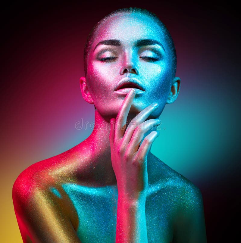 Женщина фотомодели в красочных ярких неоновых светах sparkles и представляя в студии, портрете красивой сексуальной девушки стоковое изображение