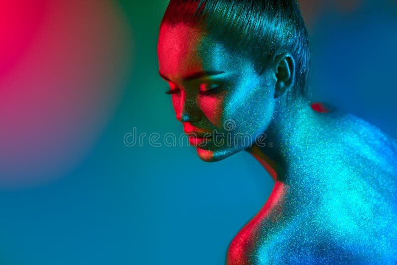 Женщина фотомодели в красочных ярких неоновых светах sparkles и представляя в студии, портрете красивой сексуальной девушки стоковая фотография