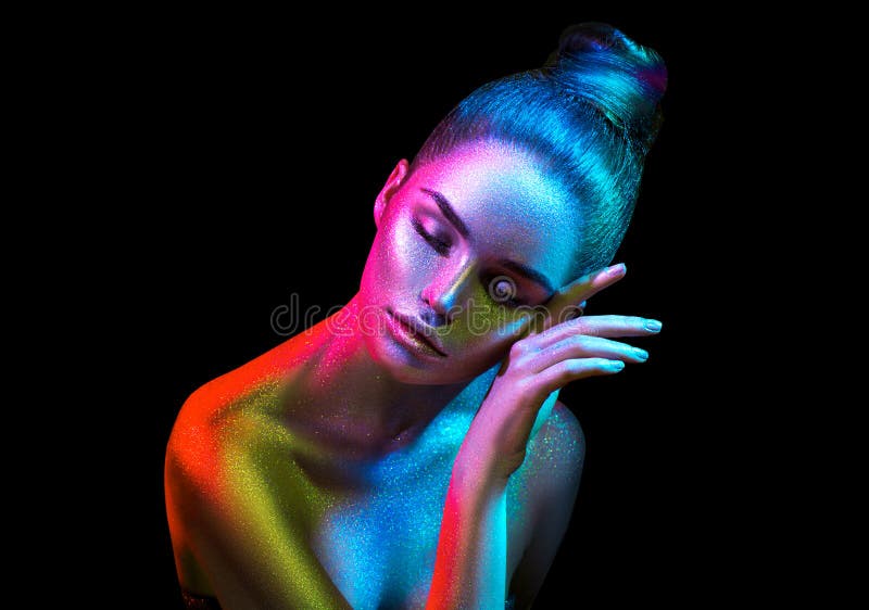 Женщина фотомодели в красочных ярких неоновых светах sparkles и представляя в студии, портрете красивой сексуальной девушки стоковая фотография Женщина фотомодели в красочных ярких неоновых светах sparkles и представляя в студии, портрете красивой сексуальной девушки стоковая фотография