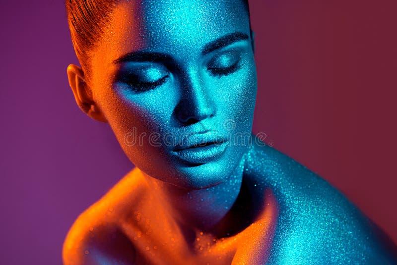 Женщина фотомодели в красочных ярких неоновых светах sparkles и представляя в студии, портрете красивой сексуальной девушки стоковая фотография rf