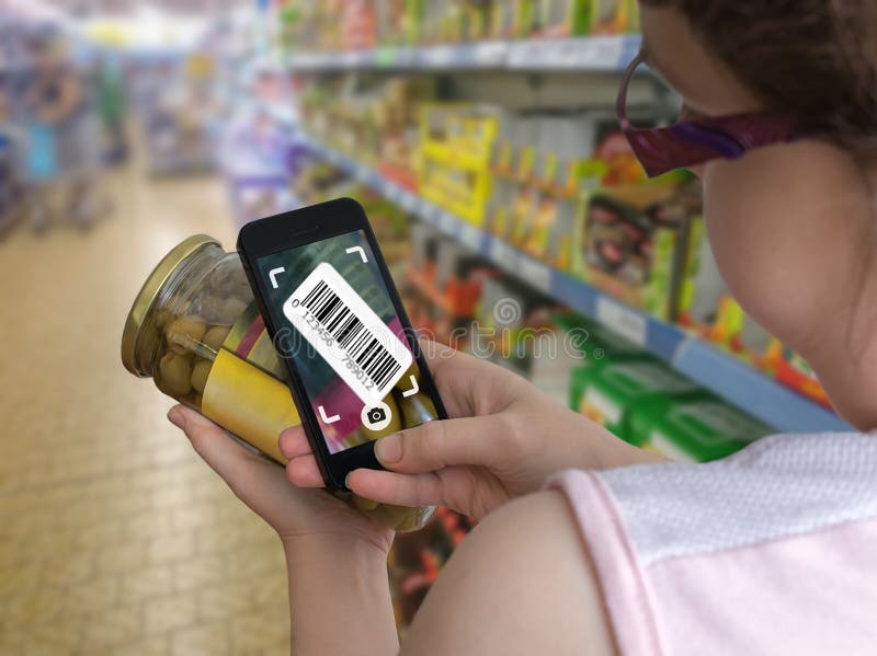 Женщина ходит по магазинам в супермаркете и просматривая штрихкоде с smartphone в гастрономе стоковое изображение rf Женщина ходит по магазинам в супермаркете и просматривая штрихкоде с smartphone в гастрономе стоковое изображение rf