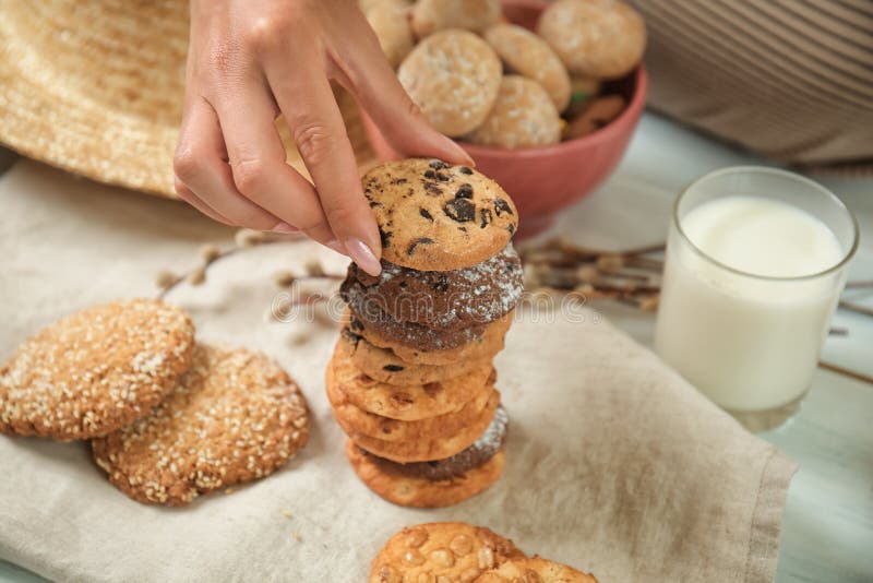 Женщина штабелируя очень вкусные печенья на таблице стоковые фотографии rf Женщина штабелируя очень вкусные печенья на таблице стоковые фотографии rf