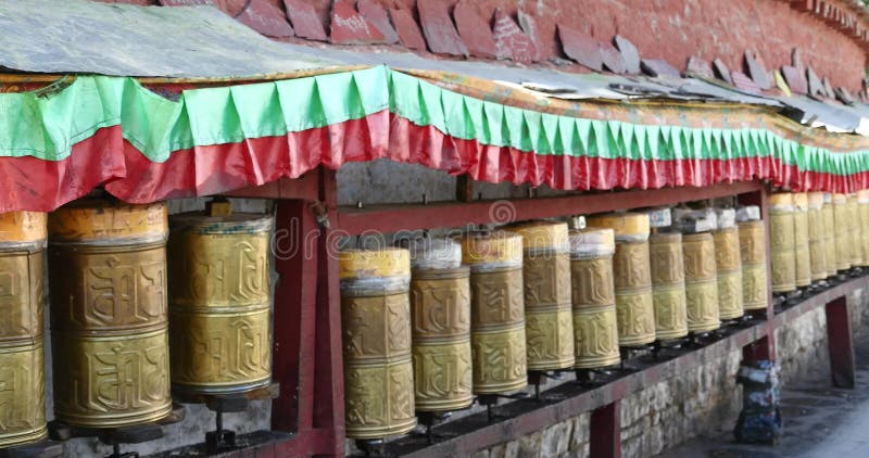 женщины 4k Тибета закручивают буддийские колеса молитве на Potala, Лхасу