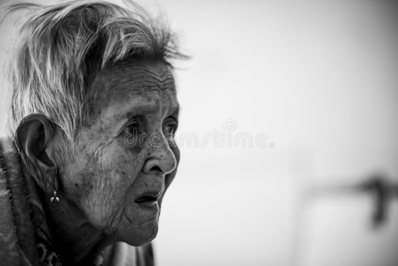 Женщины lonelydementia валя и болезни альцгеймера. стоковые фотографии rf