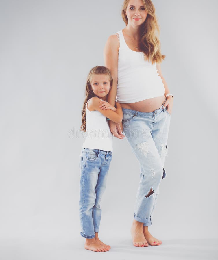 Женщины Pregmnant и счастливая девушка стоковое изображение rf Женщины Pregmnant и счастливая девушка стоковое изображение rf