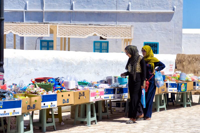 Женщины в рынке в Houmt El Souk в Джербе Тунисе стоковые изображения rf Женщины в рынке в Houmt El Souk в Джербе Тунисе стоковые изображения rf