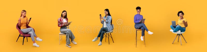 Женщины, занятые в сфере технологий на светло-желтом фоне стоковая фотография