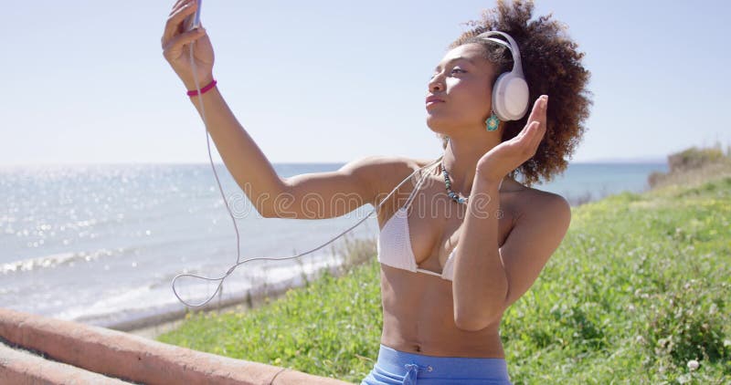 Женщины, одетые в купальник и голубые шорты с selfie вверх видеоматериал