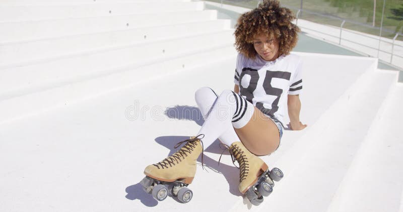 Женщины, одетые в представлении роликовых коньков сток-видео