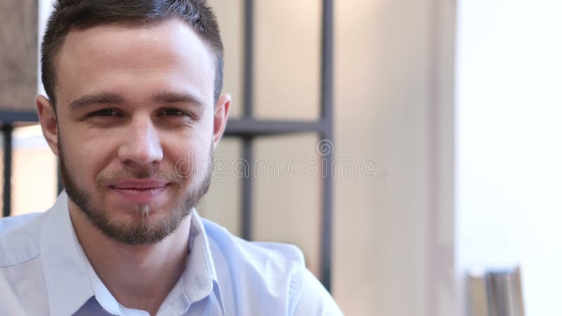 Жест утвердительного ответа молодым человеком акции видеоматериалы
