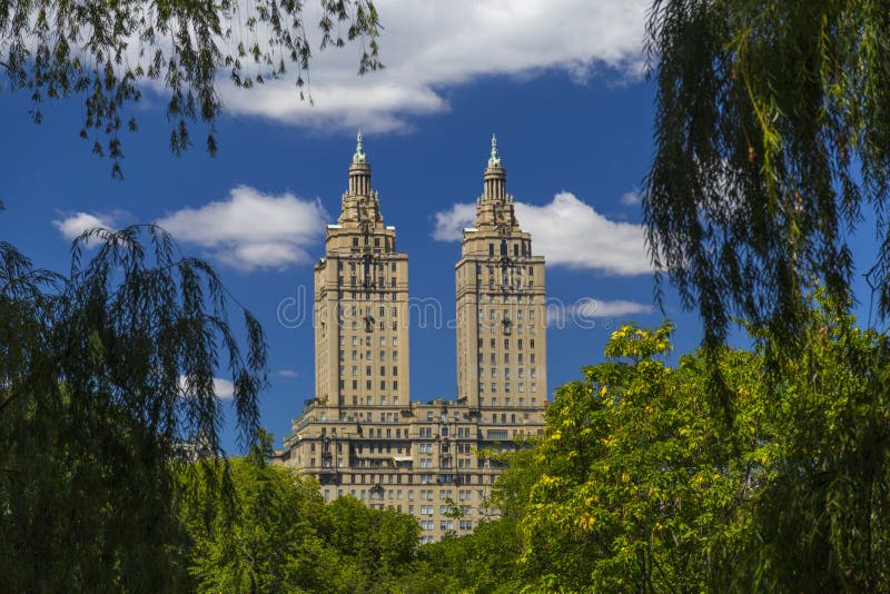 Жилой дом Eldorado роскошный увиденный от Central Park в NYC стоковые изображения rf Жилой дом Eldorado роскошный увиденный от Central Park в NYC стоковые изображения rf