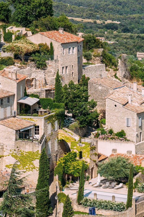 Живописная деревня верхней части холма Gordes в Провансали, Франции старо стоковые изображения Живописная деревня верхней части холма Gordes в Провансали, Франции старо стоковые изображения