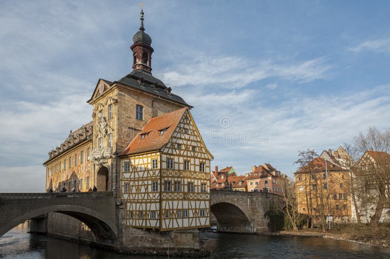 Живописный взгляд старой ратуши Altes Rathaus с 2 мостами над рекой Regnitz Бамберга Бавария Германии стоковая фотография rf Живописный взгляд старой ратуши Altes Rathaus с 2 мостами над рекой Regnitz Бамберга Бавария Германии стоковая фотография rf