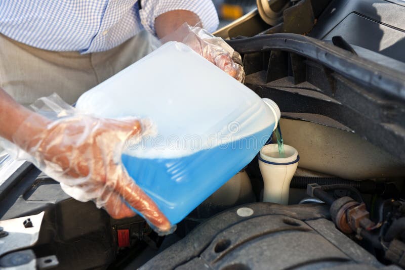 жидкий refilling счищатель windscreen стоковое изображение rf жидкий refilling счищатель windscreen стоковое изображение rf