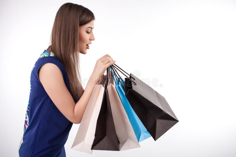 Жизнерадостная молодая введенная в моду девушка шальные shopaholic стоковое фото