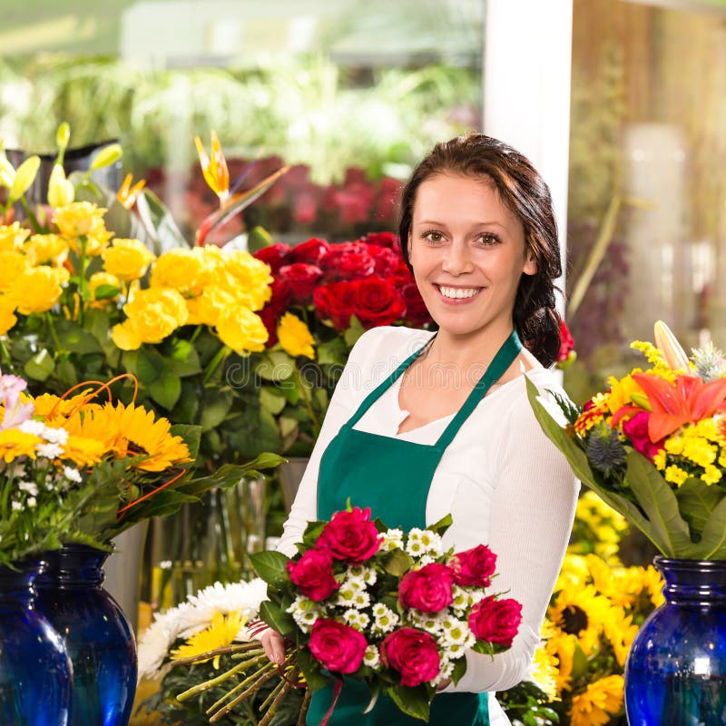 Жизнерадостный женский магазин цветка роз букета florist стоковые изображения Жизнерадостный женский магазин цветка роз букета florist стоковые изображения