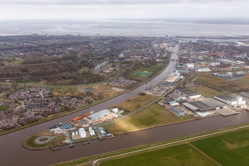 Жилой район Delfzijl вида с воздуха голландский с каналом и гаванью стоковая фотография rf Жилой район Delfzijl вида с воздуха голландский с каналом и гаванью стоковая фотография rf