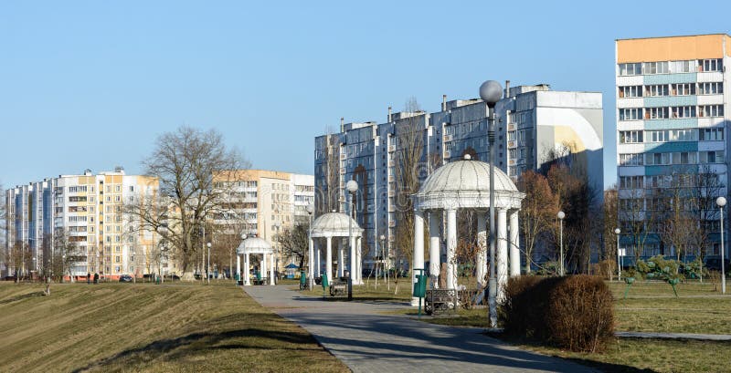 Жилой район высотного здания на банках реки Dnieper в Rechitsa Город расположен на правом высоком банке стоковая фотография rf Жилой район высотного здания на банках реки Dnieper в Rechitsa Город расположен на правом высоком банке стоковая фотография rf