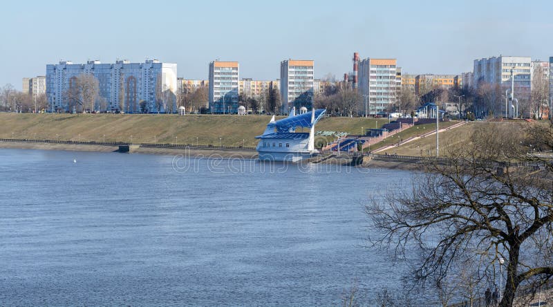 Жилой район высотного здания на банках реки Dnieper в Rechitsa Город расположен на правом высоком банке стоковое фото Жилой район высотного здания на банках реки Dnieper в Rechitsa Город расположен на правом высоком банке стоковое фото
