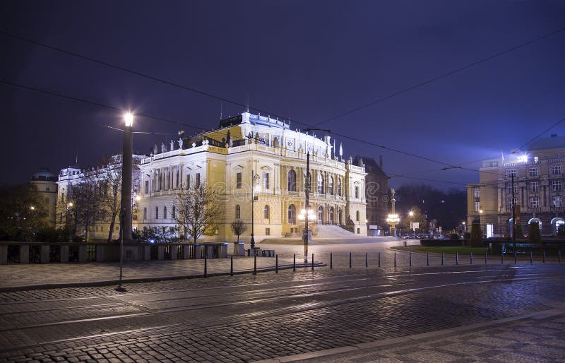 Здание концертных залов Rudolfiunum на квадрате января Palach в Праге, чехии (взгляд ночи) стоковое фото Здание концертных залов Rudolfiunum на квадрате января Palach в Праге, чехии (взгляд ночи) стоковое фото