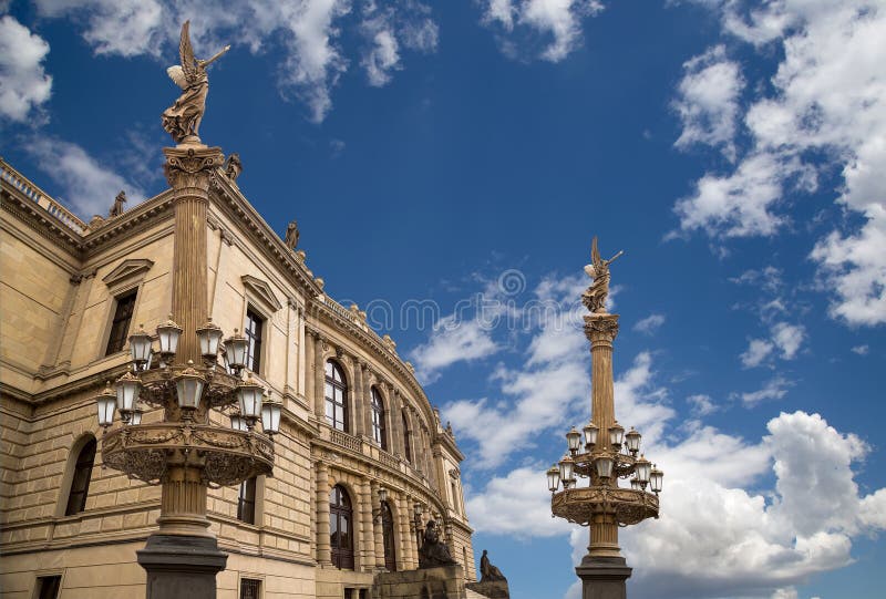 Здание концертных залов Rudolfiunum на квадрате января Palach в Праге, чехии (день) Чехословакский филармонический оркестр стоковые фотографии rf Здание концертных залов Rudolfiunum на квадрате января Palach в Праге, чехии (день) Чехословакский филармонический оркестр стоковые фотографии rf
