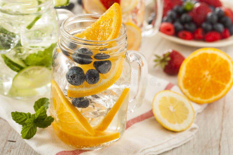 Здоровая вода курорта с плодоовощ стоковое изображение Здоровая вода курорта с плодоовощ стоковое изображение