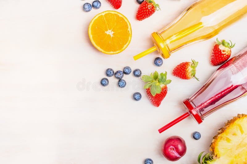 Здоровая еда с красными и желтыми smoothies в бутылках с соломами и ингридиентами: апельсин, клубника, ананас, голубики, str стоковые фотографии rf Здоровая еда с красными и желтыми smoothies в бутылках с соломами и ингридиентами: апельсин, клубника, ананас, голубики, str стоковые фотографии rf