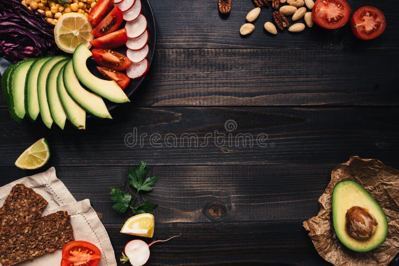 Здоровая концепция еды vegan Здоровая еда с овощами и хлебом всей пшеницы на взгляд сверху деревянного стола скопируйте космос стоковое фото Здоровая концепция еды vegan Здоровая еда с овощами и хлебом всей пшеницы на взгляд сверху деревянного стола скопируйте космос стоковое фото