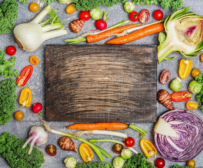Здоровая предпосылка еды с красочными различными овощами для вкусный варить, взгляд сверху стоковые изображения rf