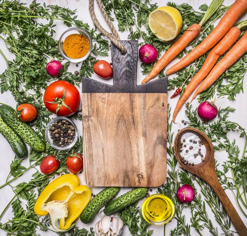 Здоровая предпосылка еды с красочными различными овощами для вкусный варить вокруг места разделочной доски для текста, рамки на w стоковые фото