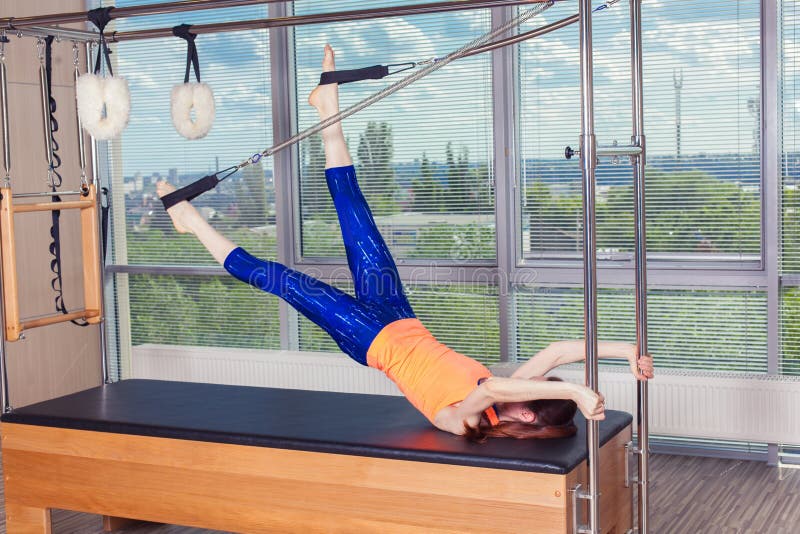 Здоровое усмехаясь трико женщины нося практикуя Pilates в яркой студии тренировки стоковое фото rf Здоровое усмехаясь трико женщины нося практикуя Pilates в яркой студии тренировки стоковое фото rf