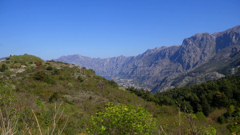 Залив Kotor от высот Взгляд от держателя Lovcen к заливу