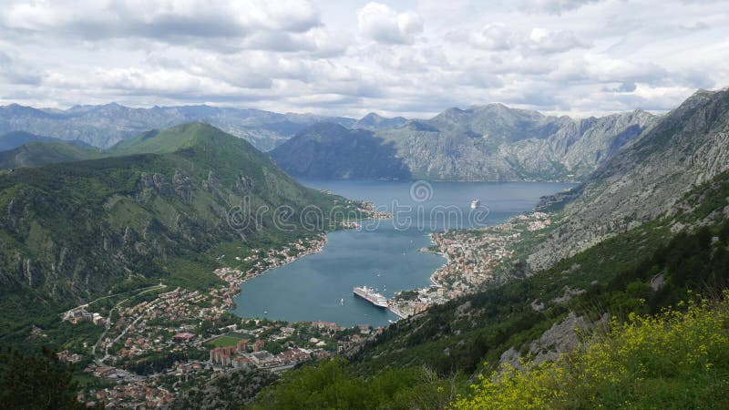 Залив Kotor от высот Взгляд от держателя Lovcen к заливу