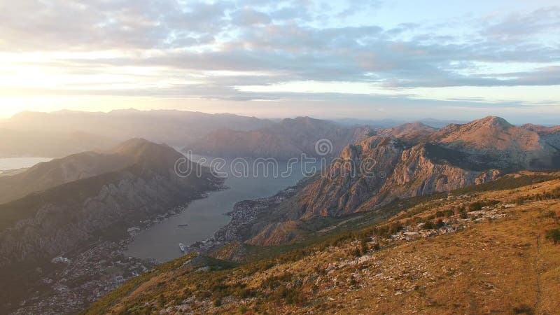 Залив Kotor от высот Взгляд от держателя Lovcen к заливу