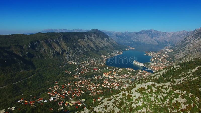 Залив Kotor от высот Взгляд от держателя Lovcen к заливу