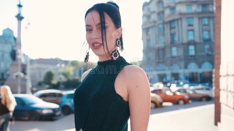 Задний взгляд сексуальной женщины брюнет в элегантном обмундировании идя из здания, поворотов к камере, долей обольстительное видеоматериал Задний взгляд сексуальной женщины брюнет в элегантном обмундировании идя из здания, поворотов к камере, долей обольстительное видеоматериал