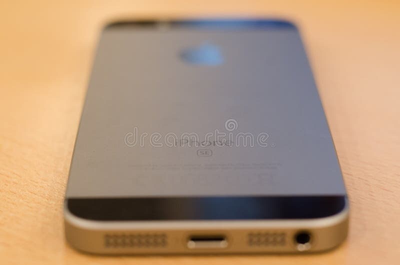 Задняя часть SE iPhone Яблока стоковые фотографии rf Задняя часть SE iPhone Яблока стоковые фотографии rf