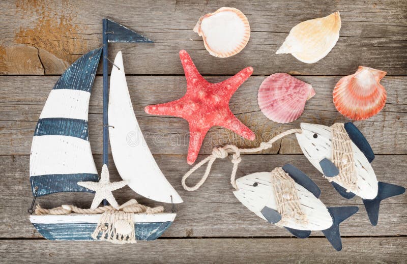 Забавляйтесь парусник и рыбы с seashells и морские звёзды