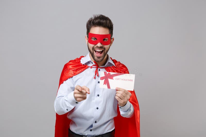 Забавно, сильный бизнесмен в костюме superhero рубашки есть сверхъестественные способности изолированном серую фон. Достижение стоковые фото