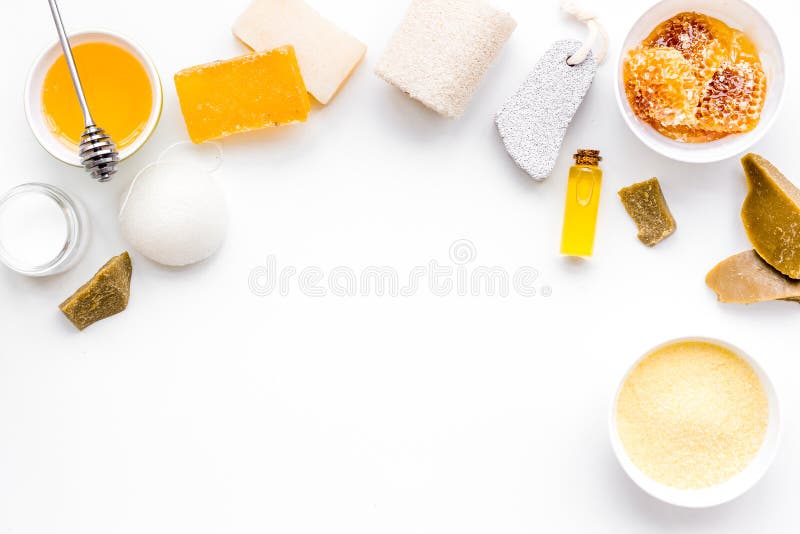 Забота ароматичного theraphy и чувствительной кожи Комплект курорта основанный на меде на белом космосе экземпляра взгляд сверху стоковые фото Забота ароматичного theraphy и чувствительной кожи Комплект курорта основанный на меде на белом космосе экземпляра взгляд сверху стоковые фото