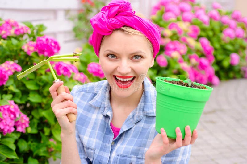 забота женщины цветков в саде счастливый садовник женщины с цветками hydrangea Весна и лето Забота цветка и стоковые фотографии rf забота женщины цветков в саде счастливый садовник женщины с цветками hydrangea Весна и лето Забота цветка и стоковые фотографии rf