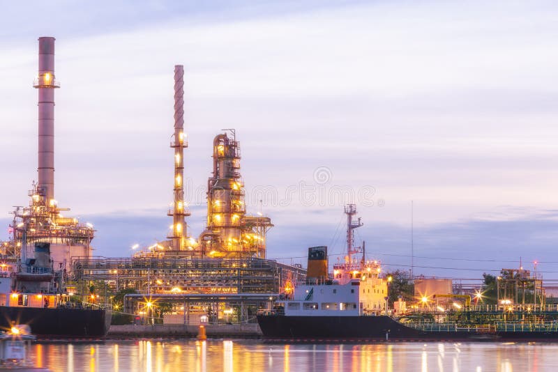 Завод нефтеперерабатывающего предприятия на сумерк стоковое фото Завод нефтеперерабатывающего предприятия на сумерк стоковое фото