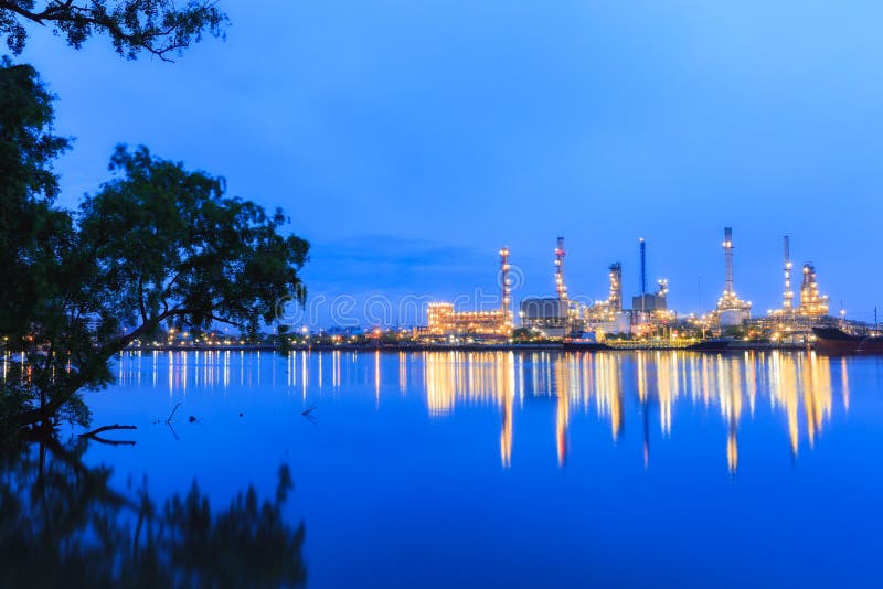 Завод нефтеперерабатывающего предприятия на сумраке стоковые фотографии rf Завод нефтеперерабатывающего предприятия на сумраке стоковые фотографии rf