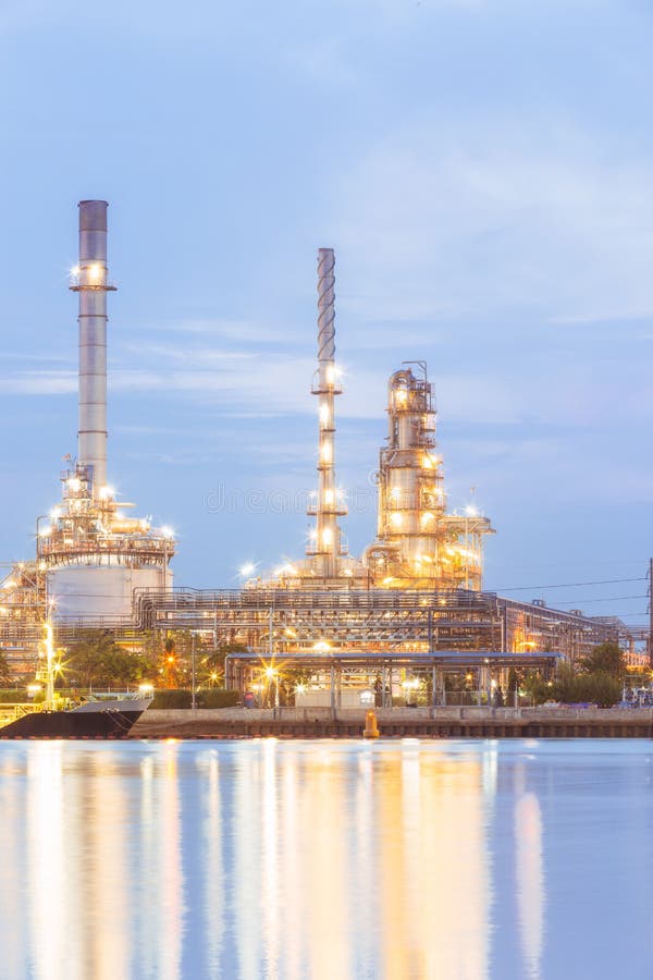 Завод нефтеперерабатывающего предприятия на сумраке стоковые изображения Завод нефтеперерабатывающего предприятия на сумраке стоковые изображения