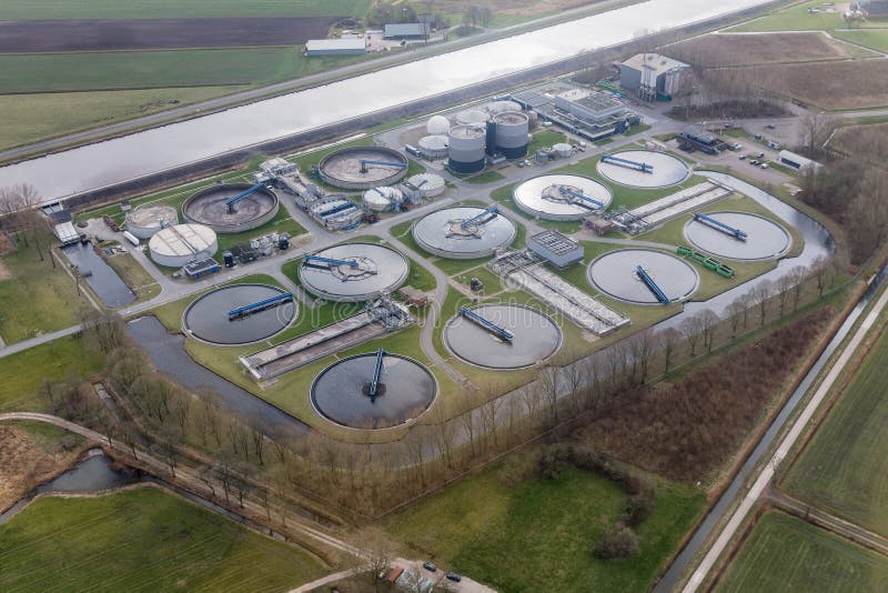 Завод по обработке сточной воды вида с воздуха в Groningen, Нидерланд стоковые изображения Завод по обработке сточной воды вида с воздуха в Groningen, Нидерланд стоковые изображения