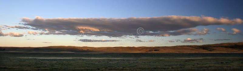 заволакивает Монтана над ranchlands панорамы