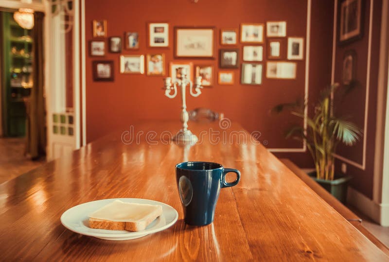 Завтрак внутри dinning комнаты старого дома Сэндвич сыра и горячий кофе для таблицы утра стоковые изображения Завтрак внутри dinning комнаты старого дома Сэндвич сыра и горячий кофе для таблицы утра стоковые изображения