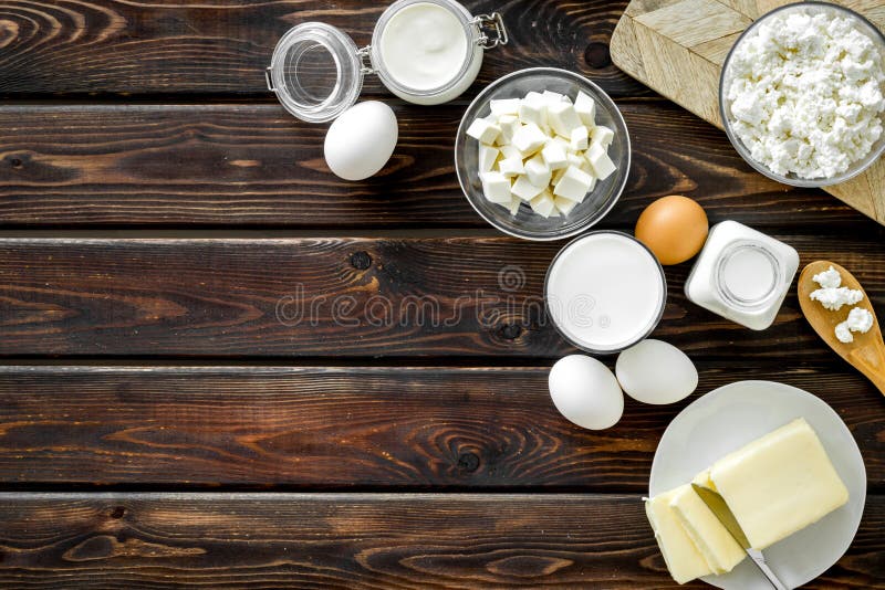 Завтрак на ферме с молочными продучтами на деревянном космосе взгляда сверху предпосылки для текста стоковое фото rf Завтрак на ферме с молочными продучтами на деревянном космосе взгляда сверху предпосылки для текста стоковое фото rf