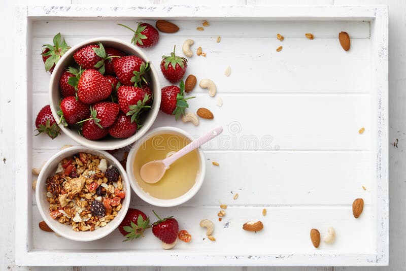 Завтрак хлопьев с muesli и клубникой стоковое фото Завтрак хлопьев с muesli и клубникой стоковое фото